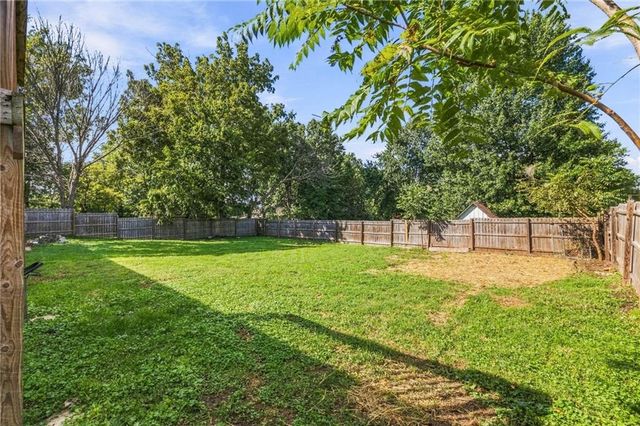 512 E Woods Street, Smithville, MO 64089