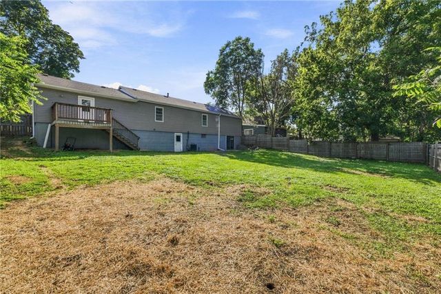 512 E Woods Street, Smithville, MO 64089