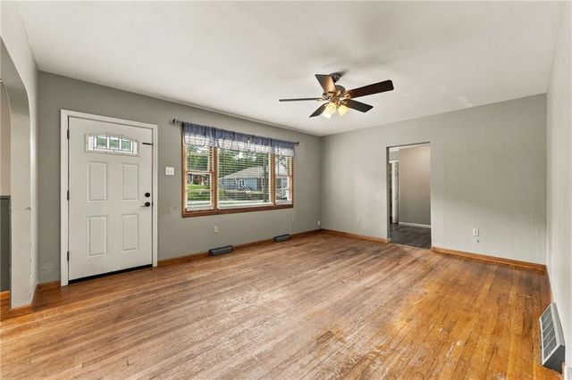 512 E Woods Street, Smithville, MO 64089