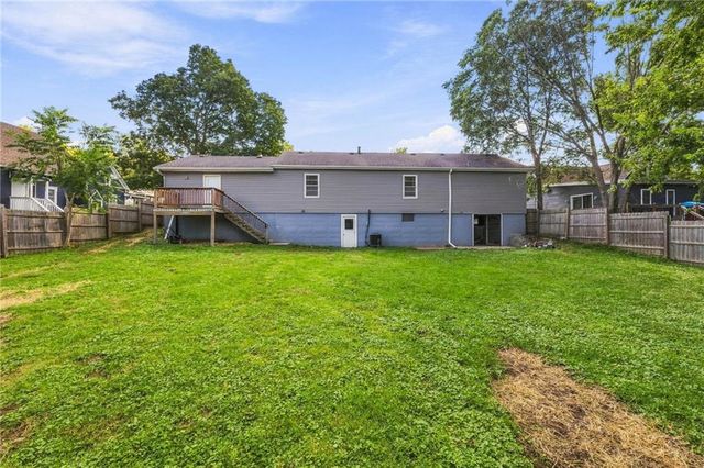 512 E Woods Street, Smithville, MO 64089