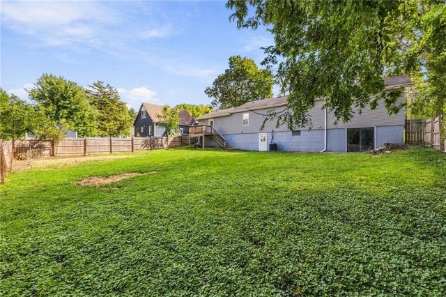512 E Woods Street, Smithville, MO 64089