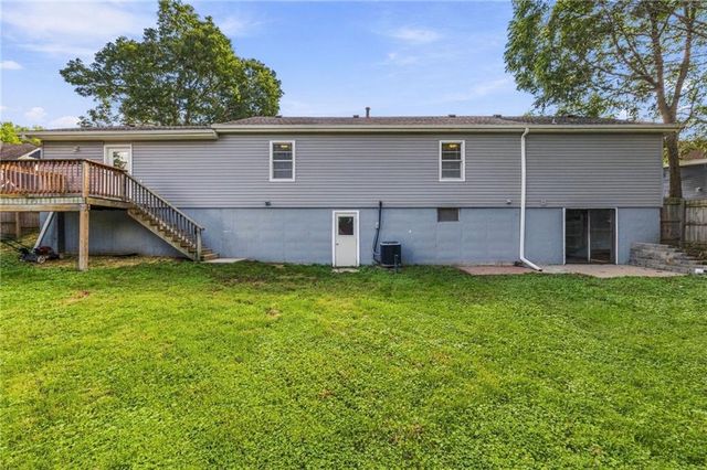 512 E Woods Street, Smithville, MO 64089
