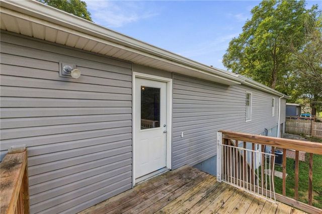 512 E Woods Street, Smithville, MO 64089