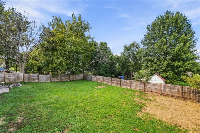 512 E Woods Street, Smithville, MO 64089