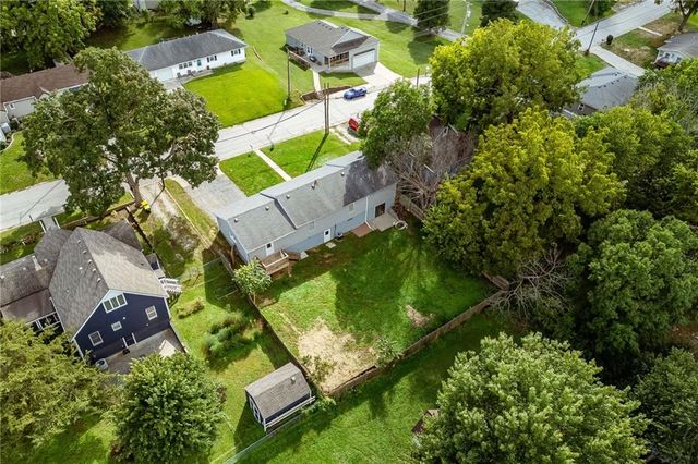 512 E Woods Street, Smithville, MO 64089