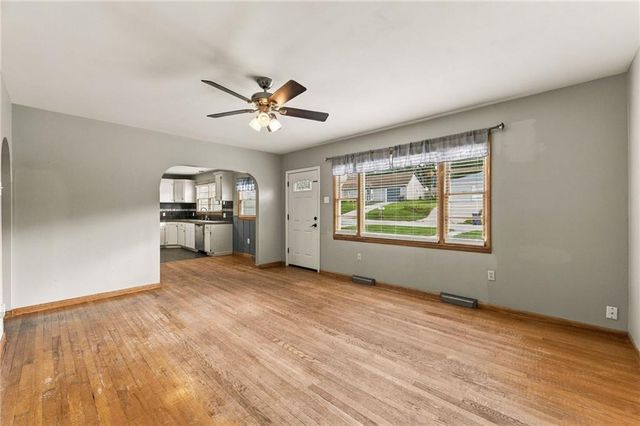 512 E Woods Street, Smithville, MO 64089