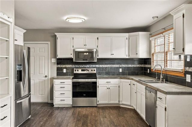 512 E Woods Street, Smithville, MO 64089