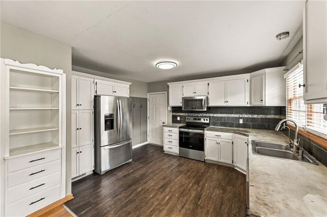 512 E Woods Street, Smithville, MO 64089