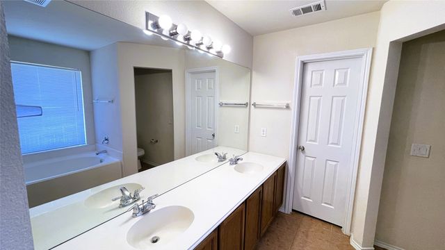 8210 Mossberg Drive, Arlington, TX 76002