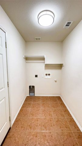 8210 Mossberg Drive, Arlington, TX 76002