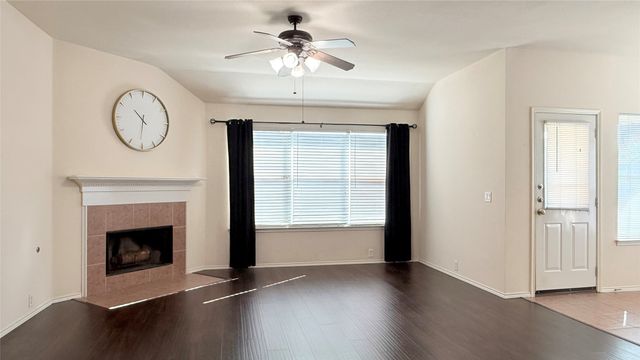 8210 Mossberg Drive, Arlington, TX 76002