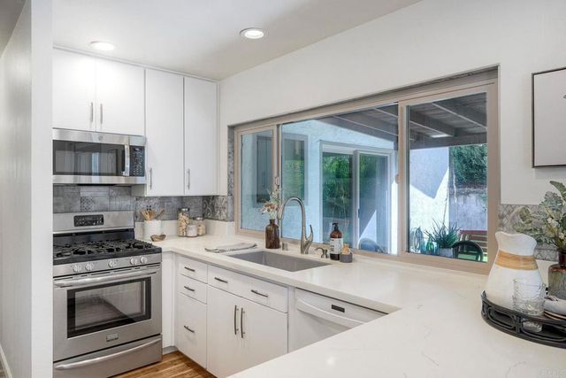 111 Village Run W, Encinitas, CA 92024