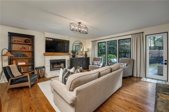 813 Hillcrest Lane, Woodstock, GA 30189