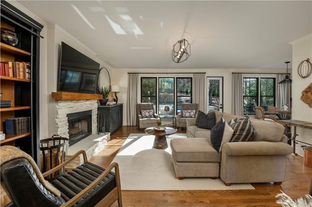 813 Hillcrest Lane, Woodstock, GA 30189