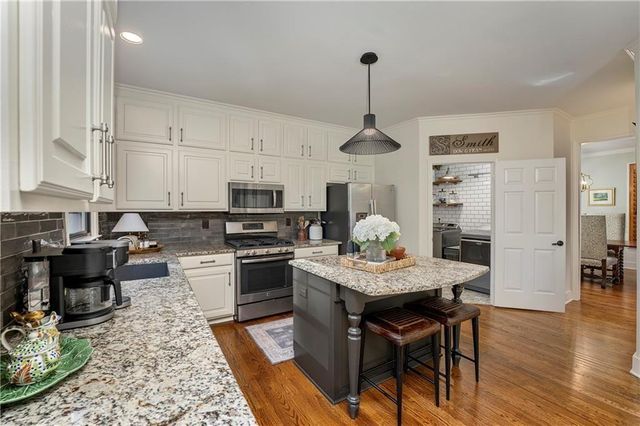 813 Hillcrest Lane, Woodstock, GA 30189