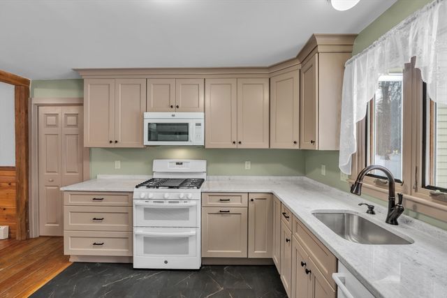 300 Padre Rd, New Braintree, MA 01531