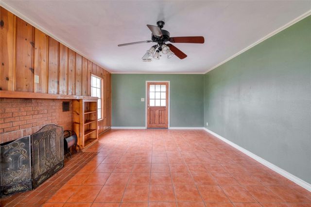 103 Robin LN, Luling, TX 78648