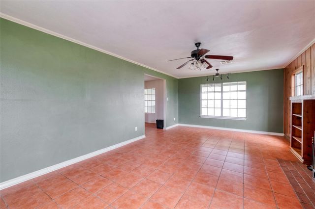 103 Robin LN, Luling, TX 78648