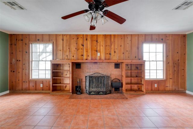 103 Robin LN, Luling, TX 78648