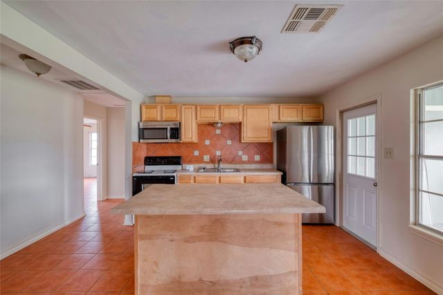 103 Robin LN, Luling, TX 78648