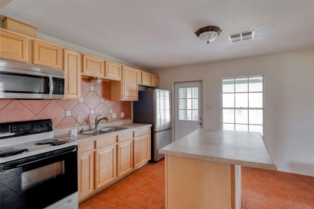 103 Robin LN, Luling, TX 78648