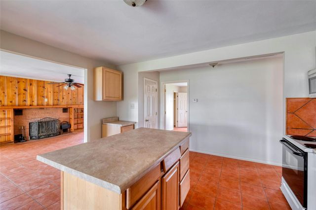 103 Robin LN, Luling, TX 78648