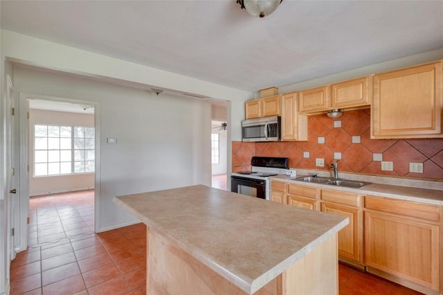 103 Robin LN, Luling, TX 78648