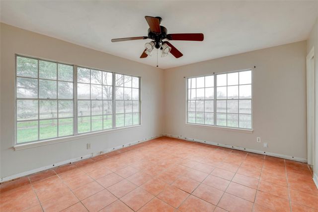 103 Robin LN, Luling, TX 78648