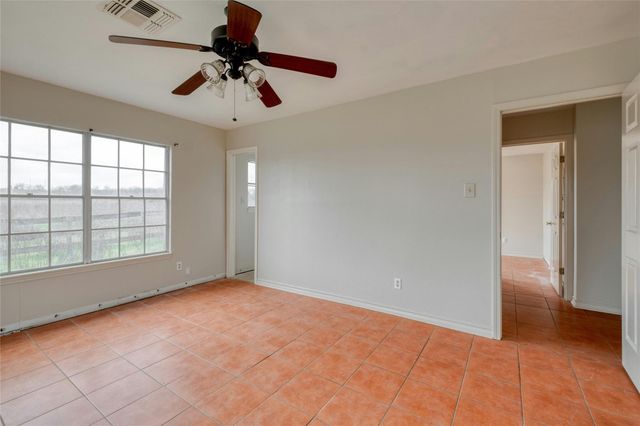 103 Robin LN, Luling, TX 78648