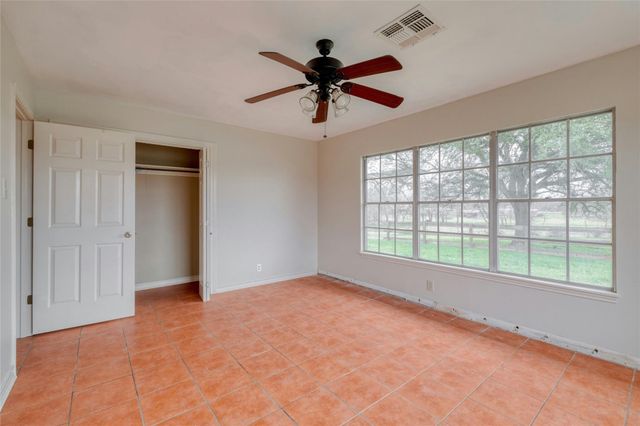 103 Robin LN, Luling, TX 78648