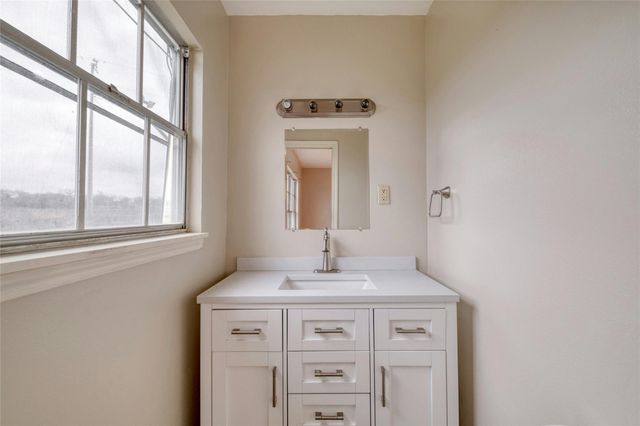 103 Robin LN, Luling, TX 78648