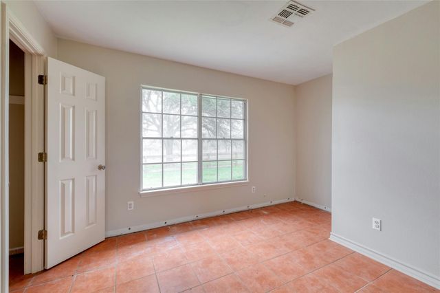 103 Robin LN, Luling, TX 78648