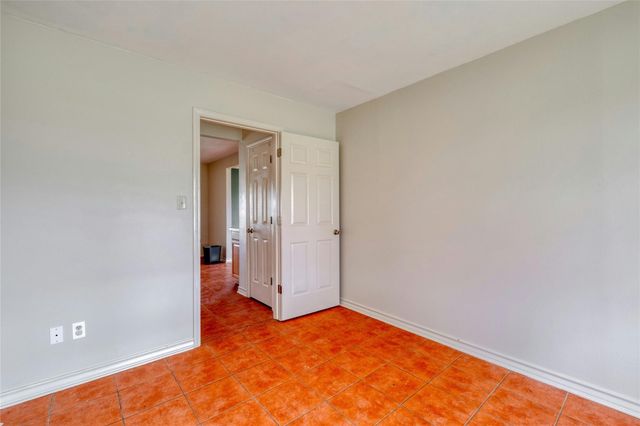 103 Robin LN, Luling, TX 78648