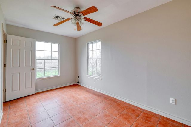 103 Robin LN, Luling, TX 78648