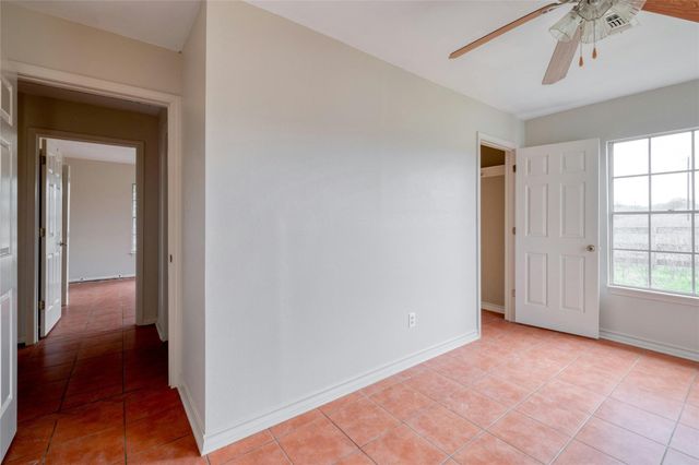 103 Robin LN, Luling, TX 78648