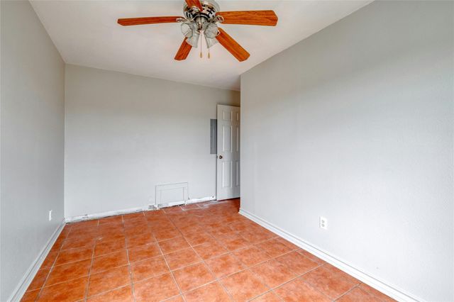103 Robin LN, Luling, TX 78648