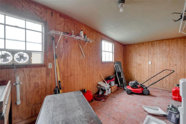 103 Robin LN, Luling, TX 78648