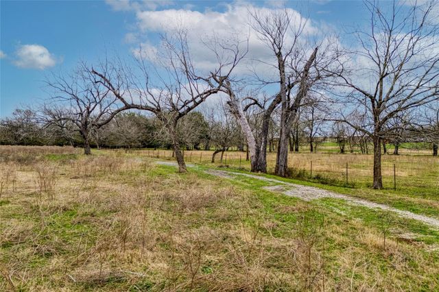 103 Robin LN, Luling, TX 78648