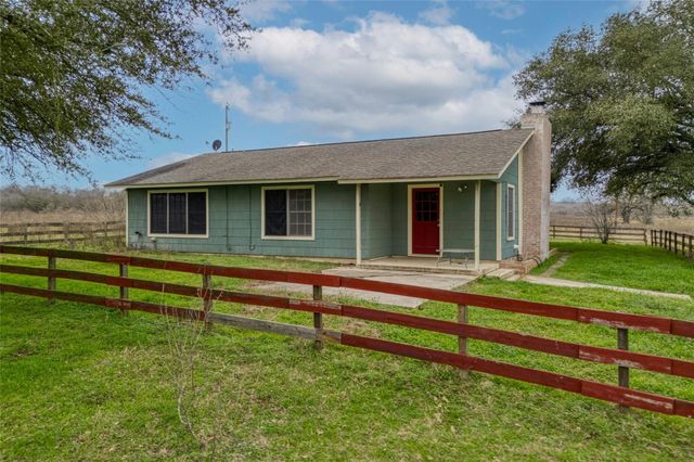 103 Robin LN, Luling, TX 78648