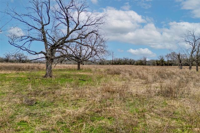 103 Robin LN, Luling, TX 78648