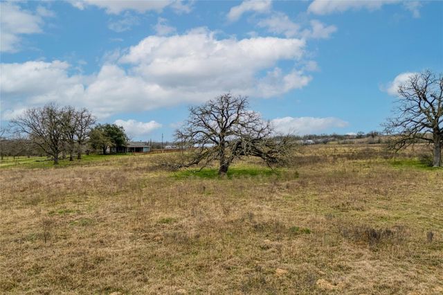 103 Robin LN, Luling, TX 78648