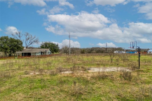 103 Robin LN, Luling, TX 78648