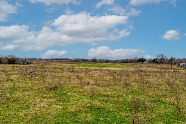 103 Robin LN, Luling, TX 78648