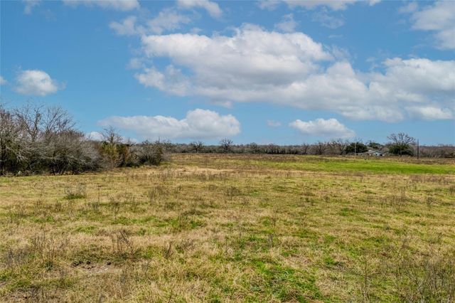 103 Robin LN, Luling, TX 78648