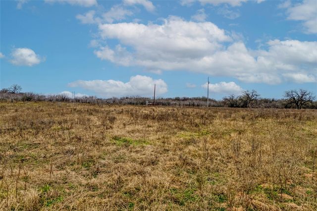 103 Robin LN, Luling, TX 78648