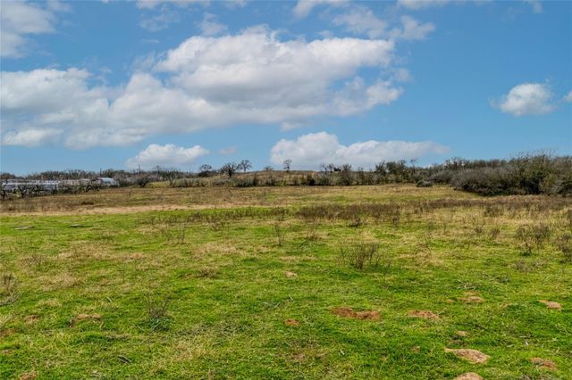 103 Robin LN, Luling, TX 78648