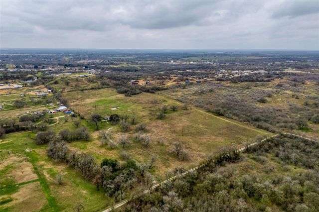 103 Robin LN, Luling, TX 78648