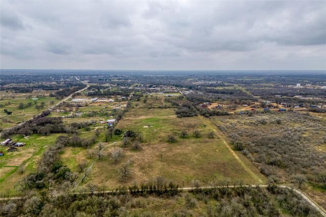 103 Robin LN, Luling, TX 78648