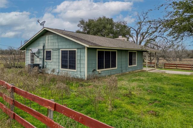 103 Robin LN, Luling, TX 78648