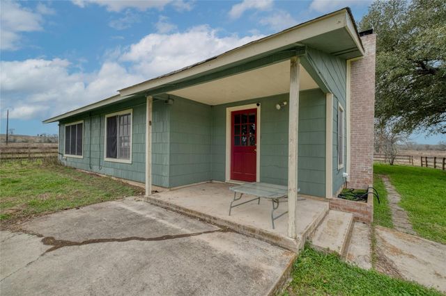 103 Robin LN, Luling, TX 78648